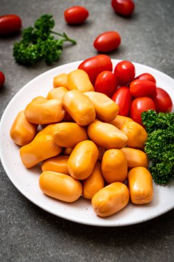 domuz eti kokteyl sosisi plaka üzerinde