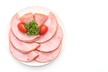 izole üzerinde beyaz arka plan dilimlenmiş jambon füme