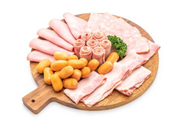 pastırma, sosis, jambon füme ve beyaz arka plan üzerinde izole Barbekü domuz pastırması