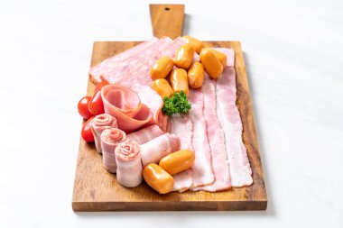pastırma, sosis, jambon füme ve barbekü pastırma ahşap tahta üzerinde