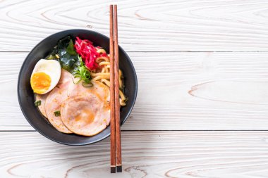 Baharatlı miso udon ramen noodle ile domuz eti - Japon gıda tarzı