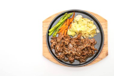 sıcak beyaz arka plan üzerinde izole plaka üzerinde domuz biftek dilimlenmiş