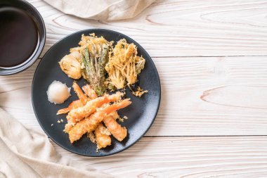 karides tempura (hırpalanmış kızarmış karides) sebze - Japon gıda tarzı