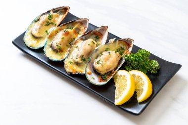 Peynirli taze midye.