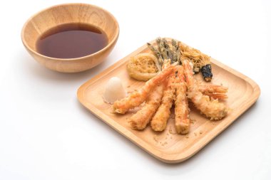 Beyaz arka plan üzerinde izole karides tempura (hırpalanmış kızarmış karides)