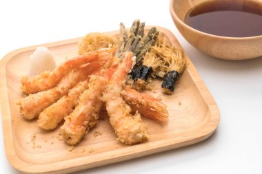 Beyaz arka plan üzerinde izole karides tempura (hırpalanmış kızarmış karides)