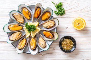 deniz ürünleri midye maydanoz ve limon ile