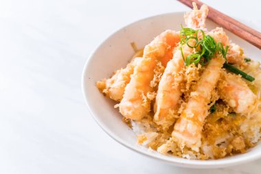 kızarmış karides tempura üzerinde beyaz surat - Japon yemekleri stil tepesinde