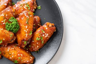 Beyaz susamlı ızgara tavuk kanadı.