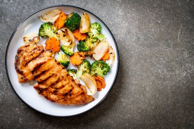 çukurunu tavuk göğsü biftek sebze (brokoli, havuç, soğan ile)