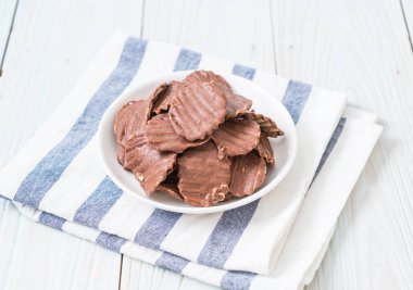 patates cipsi çikolata plaka üzerinde