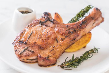 domuz eti biftek plaka üzerinde