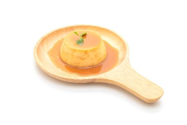 Ev yapımı karamel kremalı puding beyaz arka plan üzerinde izole