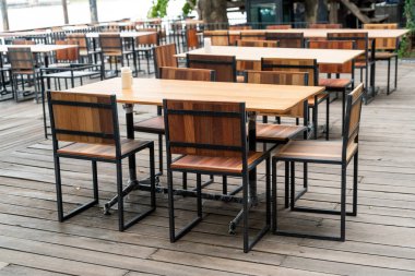 boş ahşap yemek masası ve sandalye restoran ve kafe