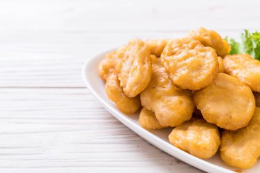 Soslu tavuk nugget, sağlıksız yemek.