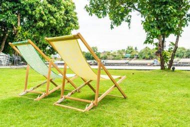 plaj sandalyesini bahçesinde çimenlerin üzerinde