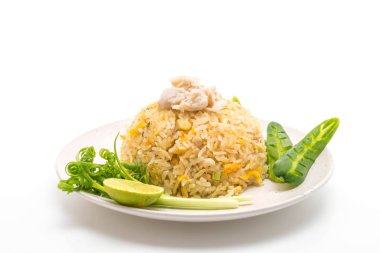 Beyaz arka plan üzerinde izole Yengeç kızarmış pilav