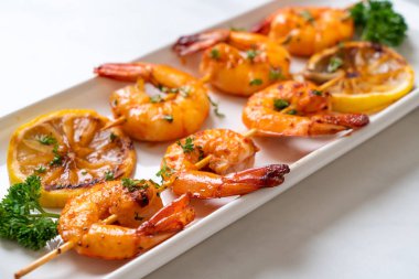 Limon - deniz ürünleri tarzı ile ızgara kaplan karides şiş