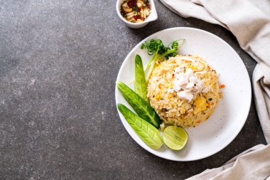 Sebzeli kızarmış pirinç.