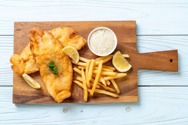 Balık ve patates kızartması. Sağlıksız yiyecekler.