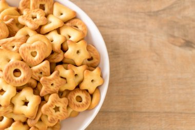 Kahveli bisküvi krakeri.