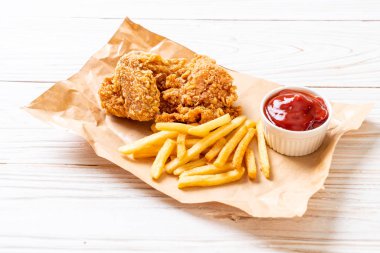 Kızarmış tavuk, patates kızartması ve nugget yemeği. Abur cubur ve sağlıksız yemek.