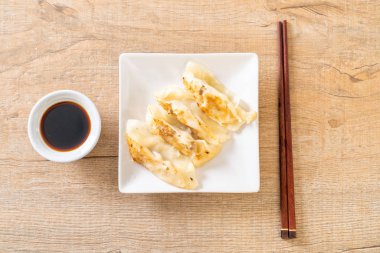 Japon gyoza 'sı ya da soya soslu hamur tatlısı.
