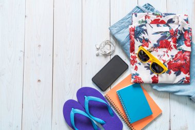 Gezgin, yaz tatili ahşap arka plan üzerinde erkek casual kıyafetler