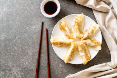 Japon gyoza 'sı ya da soya soslu hamur tatlısı.