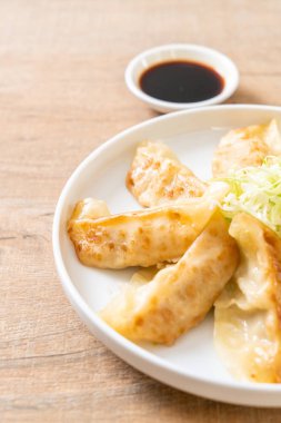 Japon gyoza 'sı ya da soya soslu hamur tatlısı.