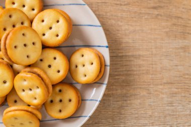 Hindistan cevizli bisküvi ve ananas reçeli.