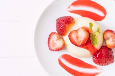 taze çilek - sağlıklı yemek ve tatlı ile yoğurt puding