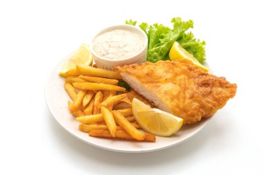 Beyaz arkaplanda balık ve cips izole