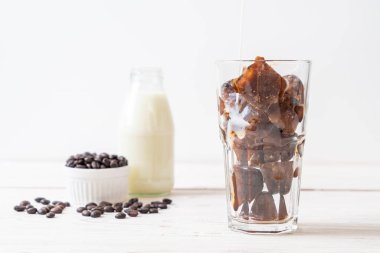 ahşap masa üzerinde sütlü kahve buz küpleri