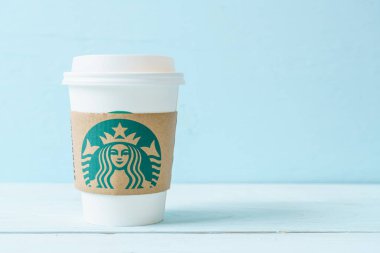 Bangkok, Tayland - 5 Haziran 2018: Beyaz kahve fincanı Starbucks logosu üzerinde tahta arka plan ile. Starbucks dünyanın en büyük kahve evi 61 ülke içinde 20.000'den fazla mağaza ile mi.