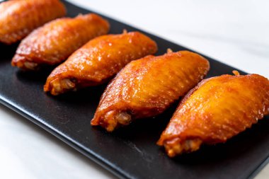 Barbekü tavuk kanadı sosu ile