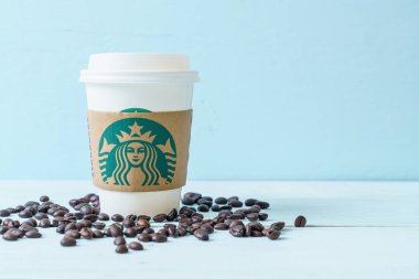 Bangkok, Tayland - 5 Haziran 2018: Beyaz kahve fincanı Starbucks logosu üzerinde tahta arka plan ile. Starbucks dünyanın en büyük kahve evi 61 ülke içinde 20.000'den fazla mağaza ile mi.