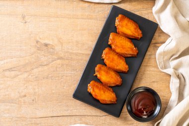 Barbekü tavuk kanadı sosu ile