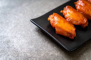 Barbekü tavuk kanadı sosu ile