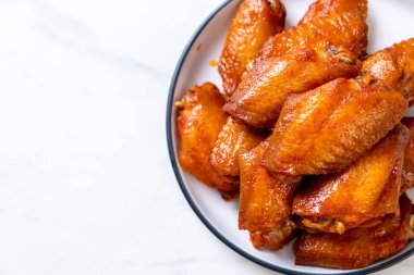 Barbekü tavuk kanadı sosu ile