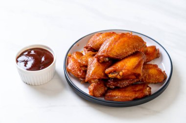 Barbekü tavuk kanadı sosu ile