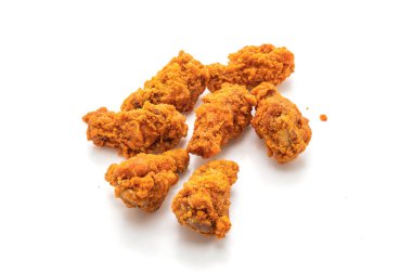 Beyaz arka plan üzerinde izole kızarmış baharatlı tavuk kanadı