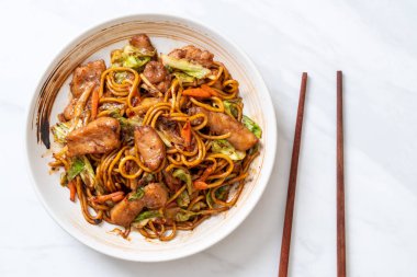 tavada kızartılmış yakisoba noodle pork - Asya gıda tarzı ile