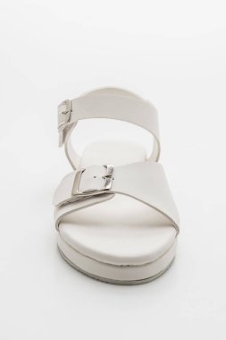 Kadınlar beyaz arka plan üzerinde izole sandalet deri