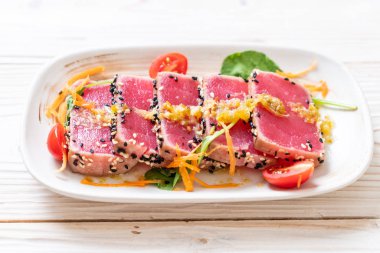 Taze orkinos ile baharatlı salata sosu - ham sağlıklı gıda