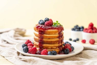 Taze ahududu ve yabanmersinli gözleme.