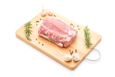 Beyaz arka planda izole edilmiş taze domuz filetosu.