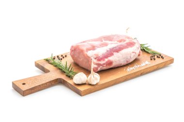 Beyaz arka planda izole edilmiş taze domuz filetosu.