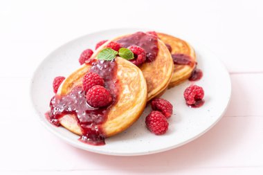 Taze ahududu ve frambuaz sos ile sufle gözleme