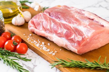 taze domuz ham filetosu ahşap tahta üzerinde